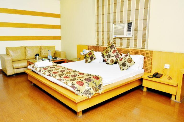 Hotel Mandakini Plaza Kanpur Ngoại thất bức ảnh